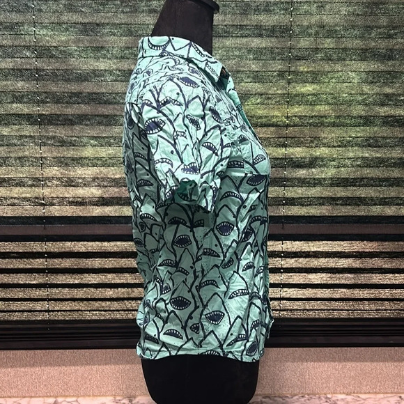 Cat & Jack Boys Green w Blue Shark Print SS Button Front Cotton Shirt Med 8/10 - Picture 4 of 8